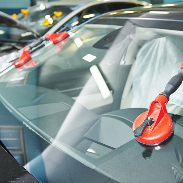 What auto glass service to contact when windshield is shattered  in Keystone