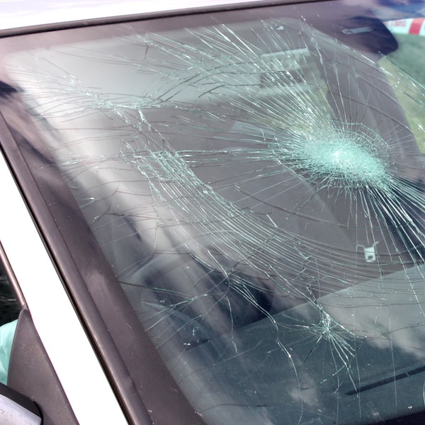 which auto glass replacement tech to call and how much does it cost to fix windshield 